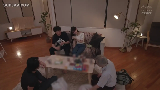 交谈 · 茶几 · 自然 · 客厅 · 远景 · 休闲服 · 围坐 · 群交前戏