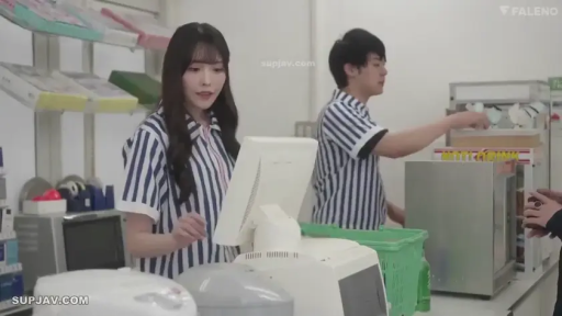 专注 · 站立 · 中景 · 多人 · 便利店 · 便利店制服 · 工作 · 收银机