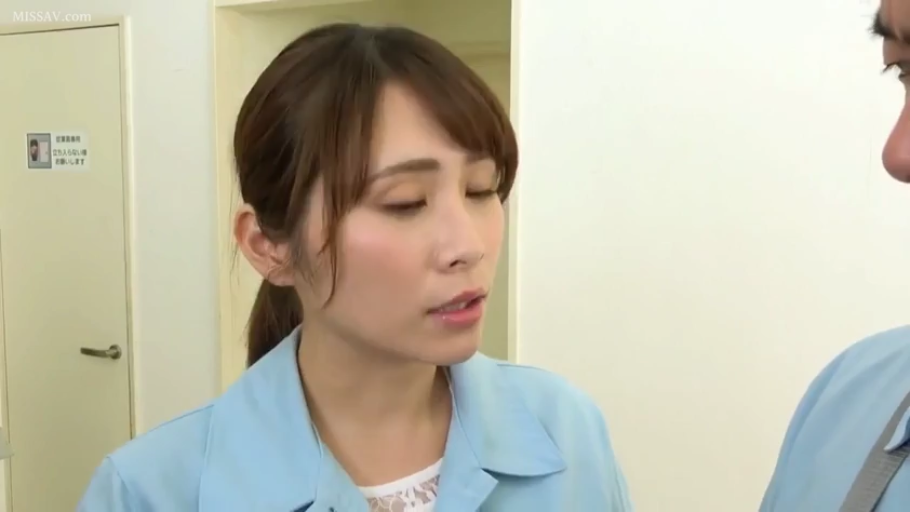 室内 · 严肃 · 脸部特写 · 站立 · 交流 · 职场制服 · 日本AV