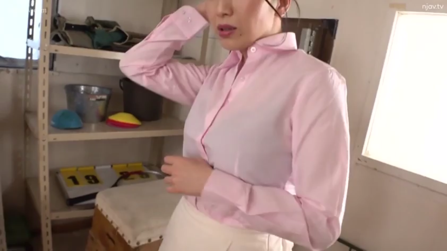 真剣 · 站立 · 半身 · 置物架 · 粉色衬衫 · 服を整える · 储物室