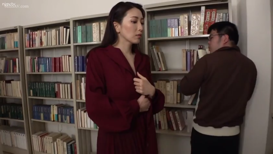 图书馆 · 酒红色长裙 · 女子上半身