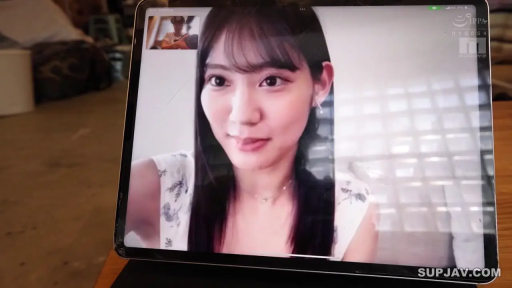 室内 · 脸部特写 · 微笑 · 水印 · 平板电脑 · 视频通话 · 白色碎花无袖上衣 · 正对面部