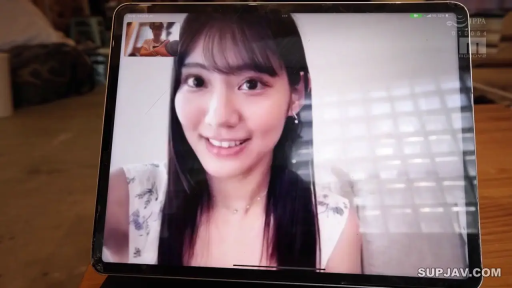 室內 · 微笑 · 面部特寫 · 清纯 · 正面坐姿 · 平板电脑 · 视频通话 · 碎花无袖上衣