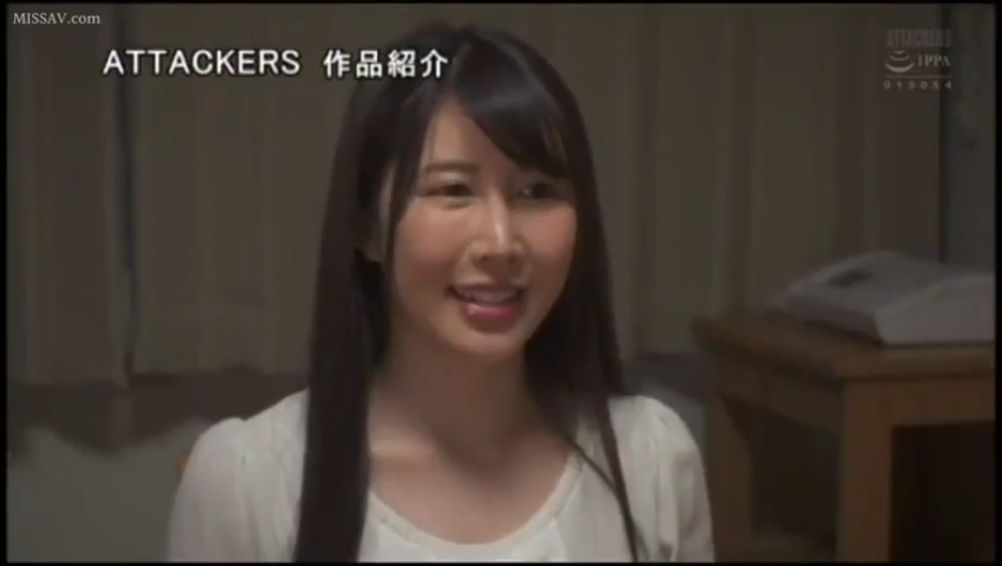 室内 · 坐姿 · 交谈 · 面部 · 字幕 · 办公桌 · 微笑 · 白色上衣