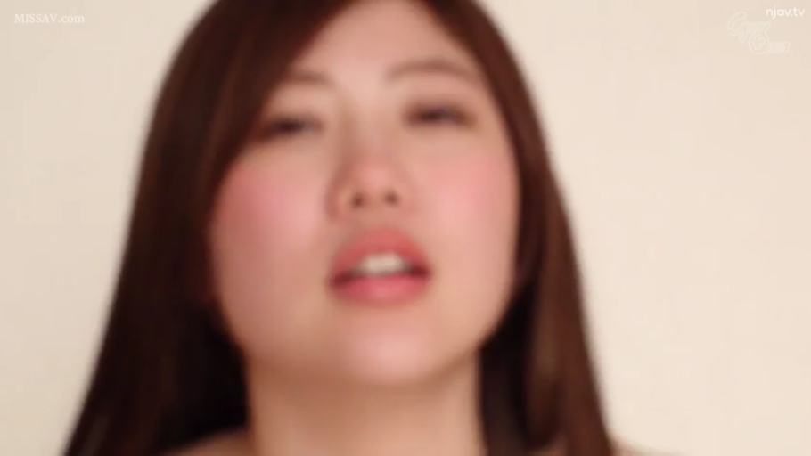 室内 · 脸部特写 · 迷离 · 凝视 · 正面 · 裸肩