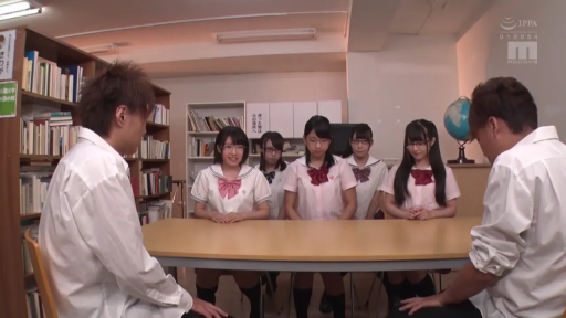 真剣 · 制服 · 遠景 · 多人 · 図書館 · 地球仪 · 围坐 · 开会