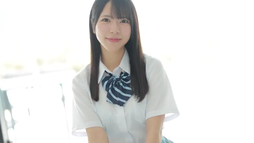 室内 · 校服 · 微笑 · 半身 · 长发 · 正面 · 看向镜头