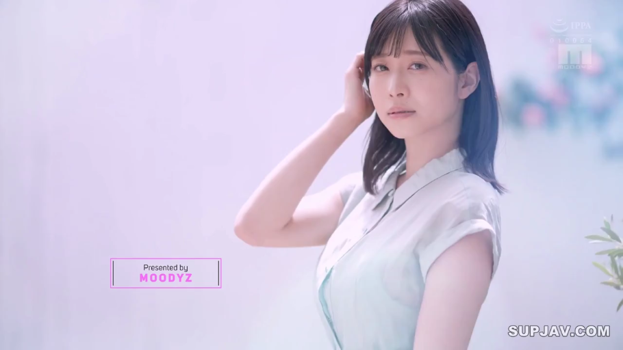 半身特写 · 摄影棚 · 浅色衬衫