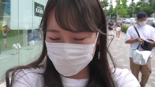 坐姿 · 眼镜 · 卧室 · 中景 · 摆拍 · 床 · 制服 · 呆萌