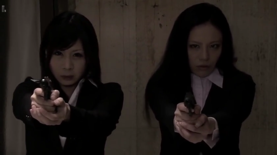 室内 · 严肃 · 站立 · 上半身 · 双人 · 黑色西装 · 手枪 · 瞄准