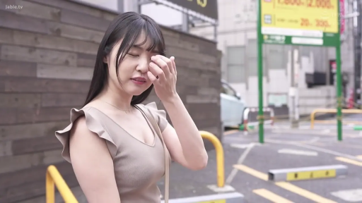 Close your eyes · Half-body · Outdoor street · 侧身站立 · 黑长直 · 包带 · 揉眼睛 · 荷叶边无袖上衣