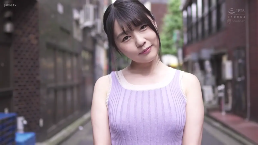 面部 · 注视镜头 · 甜美微笑 · 户外街道 · 紫色针织背心 · 清纯风 · 歪头站立