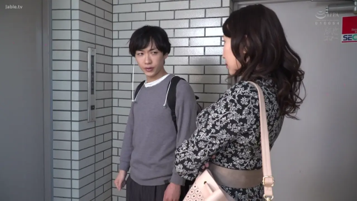 Standing opposite · 室内走廊 · 严肃专注 · 谈话交流 · Brick wall background · 中景双人 · 灰色卫衣碎花裙 · 手提包背包