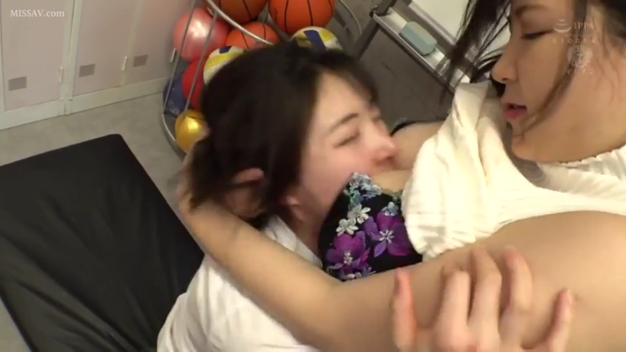 胸部特寫 · 擁抱 · 碎花胸罩 · 舔乳 · 沉醉 · 日本AV · 籃球 · 体育器材室