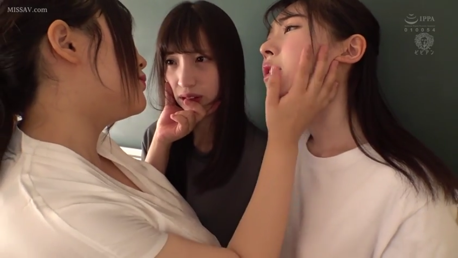 室内 · 迷离 · 面部特写 · 多人 · 抚摸 · 面对面 · T恤