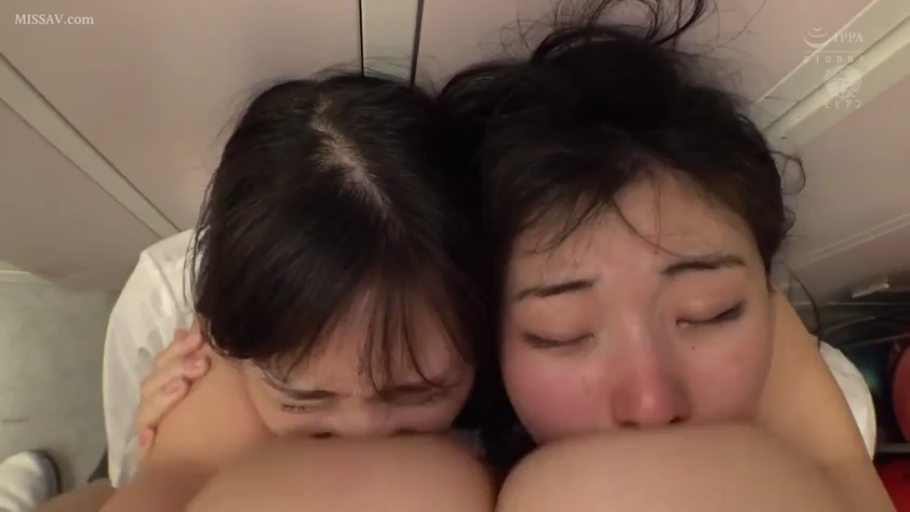 脸部特写 · 全裸 · 拥抱 · 更衣室