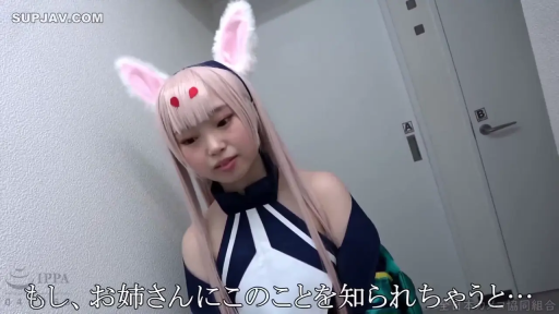 室内 · 站立 · 字幕 · 半身 · 注视镜头 · 无表情 · 兔耳发箍 · Cosplay服饰