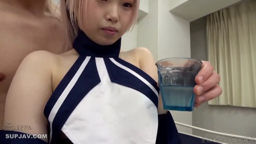 室内 · 站立 · 面部特写 · 无表情 · 角色扮演服 · 拿水杯 · 玻璃杯 · 步兵