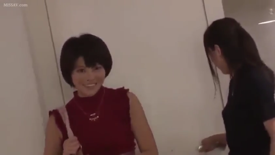 站立 · 中景 · 室内走廊 · 红色无袖上衣