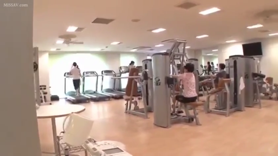 坐姿 · 遠景 · 模糊 · 健身房 · 健身 · 健身器材 · 运动装