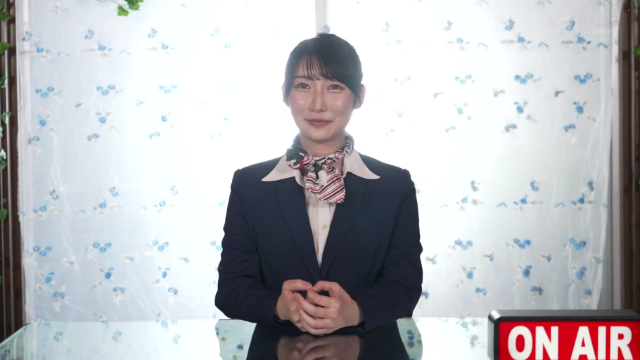 室内 · 坐姿 · 中景 · 平静 · 盆栽 · 灰色针织衫 · 分屏 · 视频通话