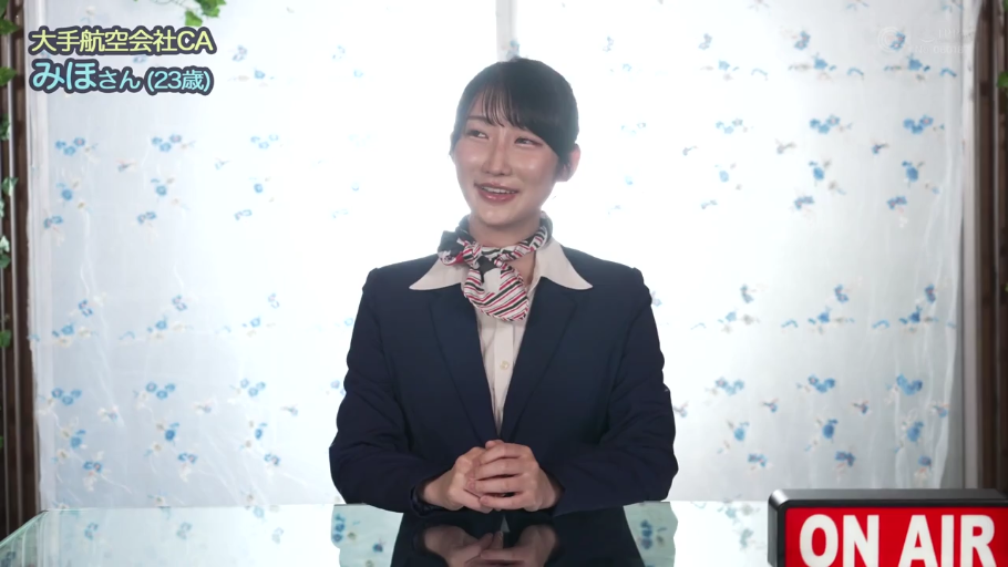 室内 · 胸部特写 · 全裸 · 迷离 · 项链 · 侧卧 · njav.tv