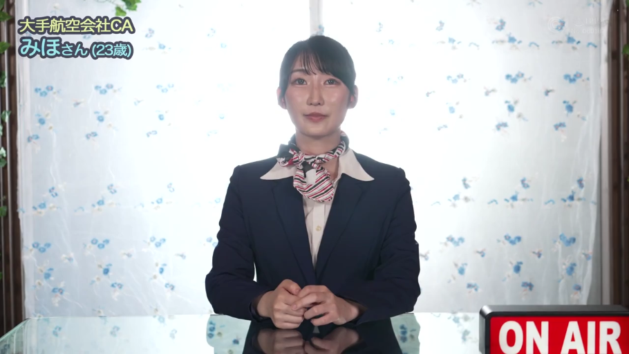 室内 · 俯身 · 毛衣 · 臀部特写 · 抚摸 · 未露脸