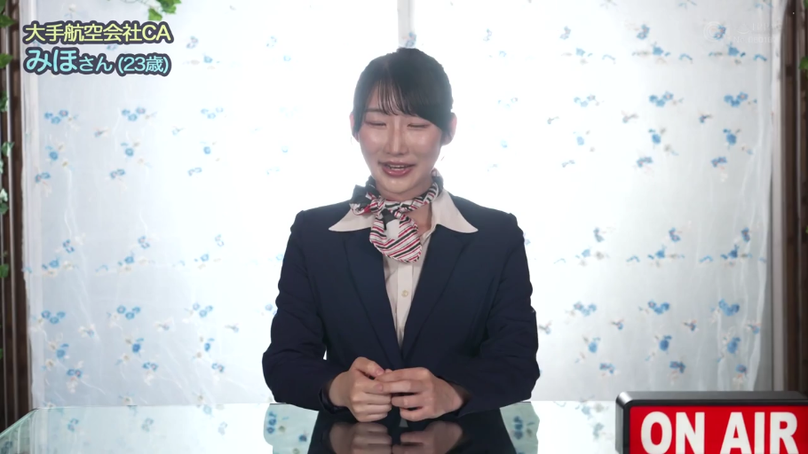 胸部 · 委屈 · 站姿 · 剧情 · 格纹裙 · 黑色头套 · 掀衣 · 镜子前