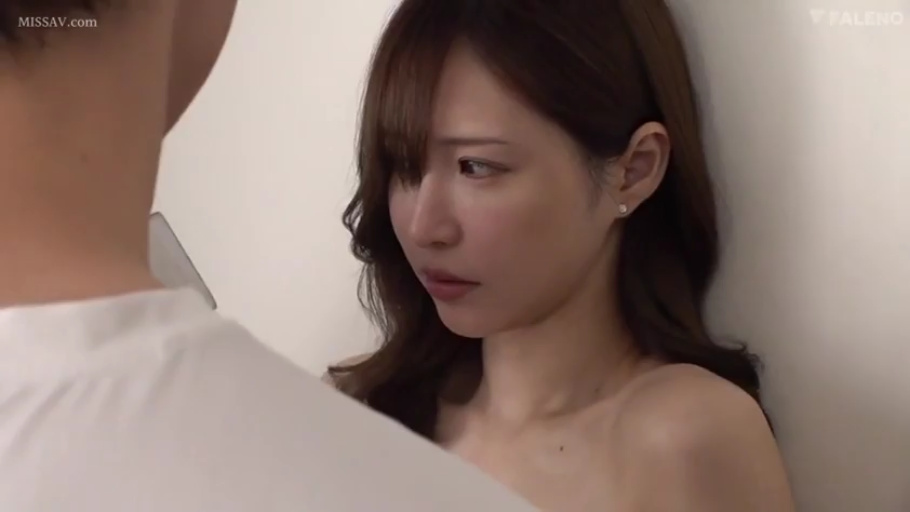 室内 · 全裸 · 站立 · 顔のクローズアップ · 携帯電話 · 悲伤 · 观看手机