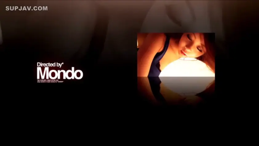 俯身 · 平静 · 面部特写 · 背心 · 昏暗室内 · 静止 · 艺术感 · 球形灯