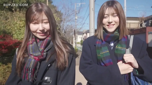 交谈 · 中景 · 微笑 · 行走 · 户外 · 冬装