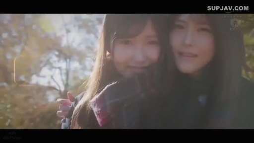 微笑 · 顔のクローズアップ · 屋外 · 二人 · 便装 · 看镜头 · 依偎