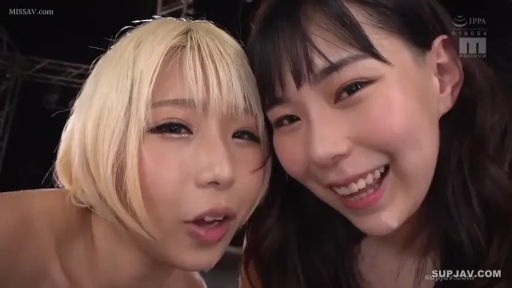 室內 · 臉部特寫 · 甜美微笑 · 裸肩 · 双人女性 · 头部靠拢 · 目视镜头