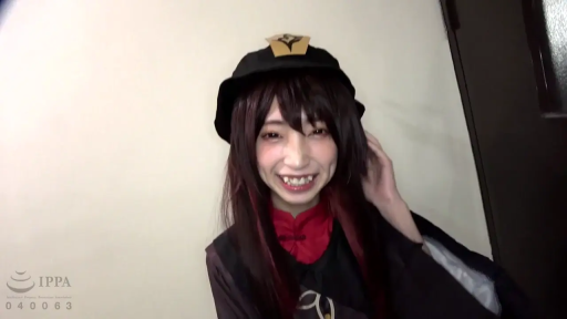 室内 · 脸部 · 角色扮演 · 站立 · 微笑 · 整理头发 · 帽子 · 动漫服装