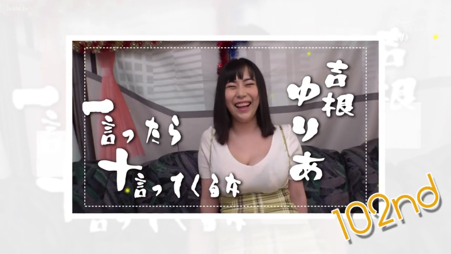 室内 · 坐姿 · 上半身 · 低胸上衣 · 开心 · 欢笑