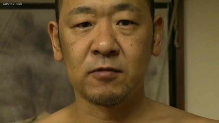 室内 · 脸部特写 · 注视 · 正面 · 无表情 · 赤裸上身 · 中老年男性