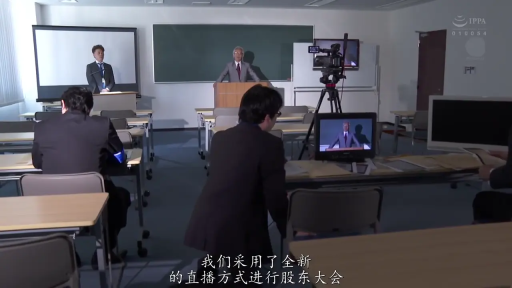 严肃 · 中景 · 站姿 · 西装 · 会场 · 演讲 · 讲台 · 新闻直播