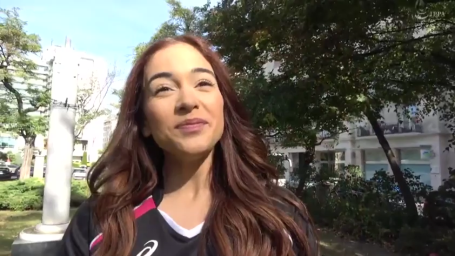 站立 · 微笑 · 顔のクローズアップ · 注視 · 屋外 · 运动衫 · 柱