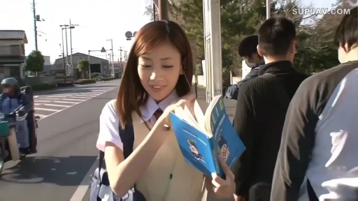 校服 · 站立 · 微笑 · 半身 · 书籍 · 街道 · 户外 · 看书