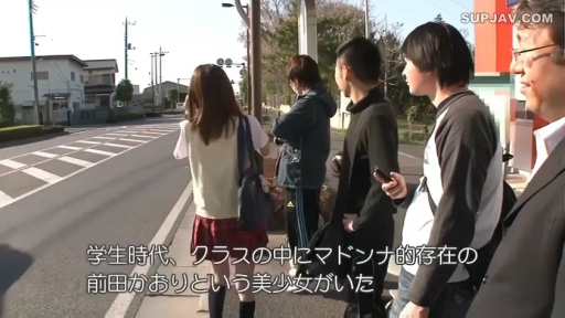 全身 · 校服 · 多人 · 行走 · 户外 · 日常 · 书包