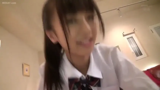 室内 · 面部 · 校服 · 前倾