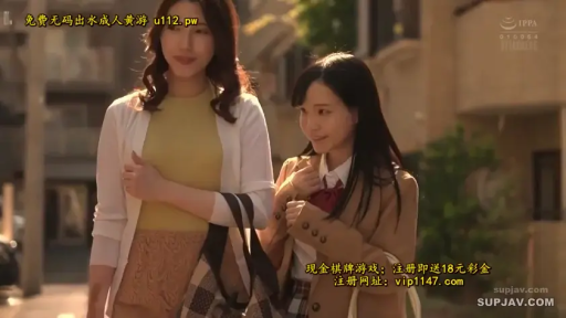 针织衫 · 站立 · 中景 · 微笑 · 街道 · 步行