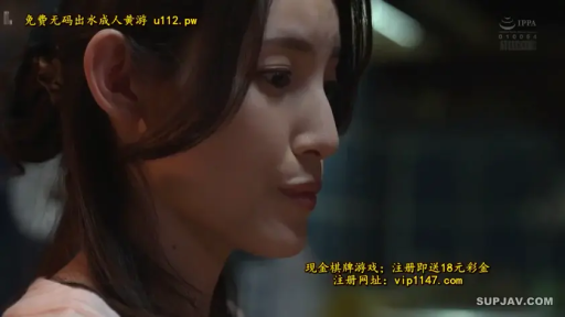 室内 · 平静 · 面部特写 · 注视 · 高清 · 侧脸 · 浅色上衣