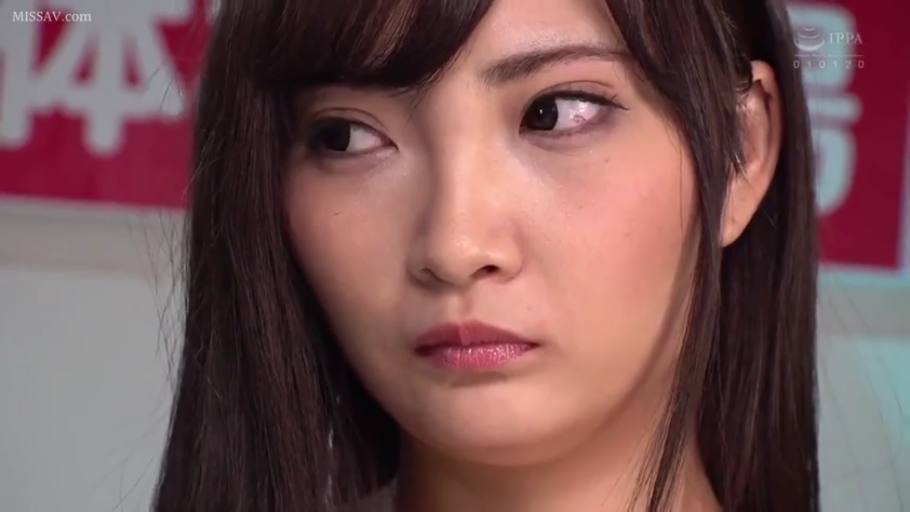 室内 · 严肃 · 面部特写 · 凝视 · 不详 · 侧看