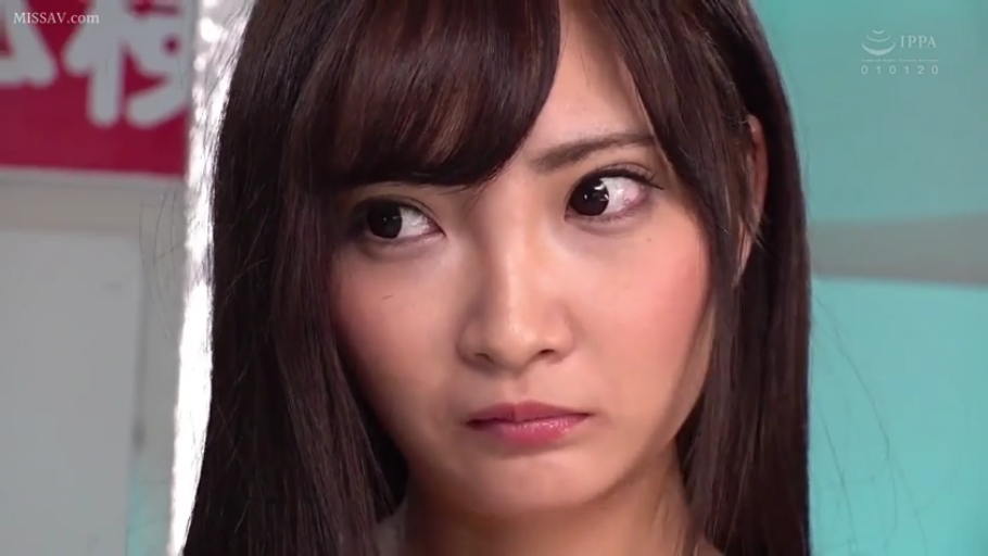 室内 · 顔部のクローズアップ · 白い上着 · 注視 · 长发 · 正面 · 嘟嘴