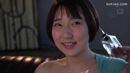 室内 · 坐姿 · 脸部特写 · 微笑 · 注视 · 短发 · 蓝色上衣 · 透明瓶子