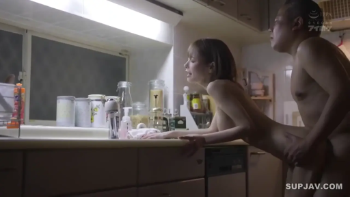 性交 · 全裸 · 愉悦 · 后入式 · 中景 · 厨房 · 日本AV · 厨具