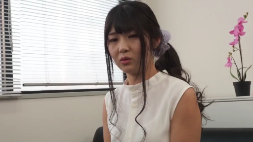 室内 · 座り姿勢 · 顔 · 盆栽 · 横に頭を傾ける · 无袖衬衫 · 不悦