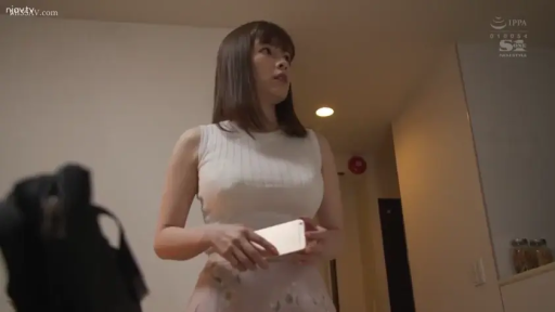 室内 · 站立 · 半身 · 白色无袖针织衫