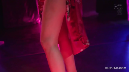 室内 · 站立 · 侧后方特写 · 走动 · 红色花纹和服 · 红色氛围灯 · 光斑